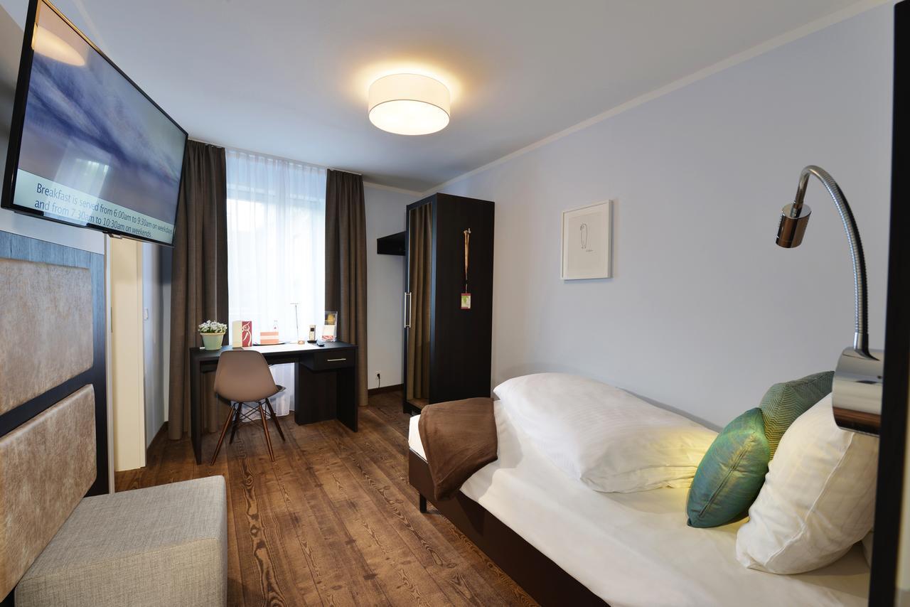 Uhu Gaestehaus Superior โคโลญ ภายนอก รูปภาพ