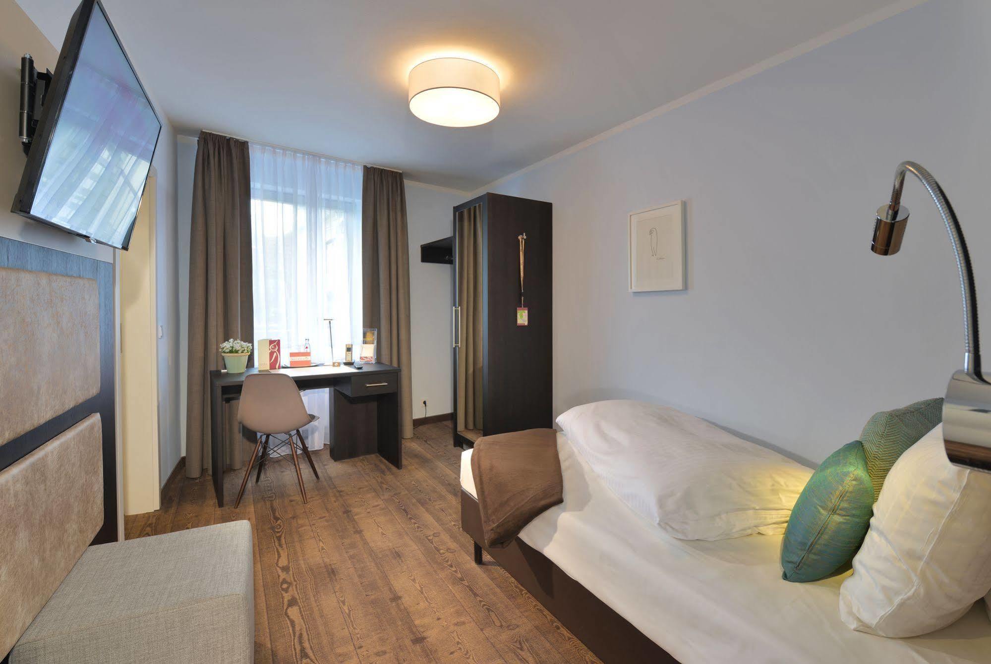 Uhu Gaestehaus Superior โคโลญ ภายนอก รูปภาพ
