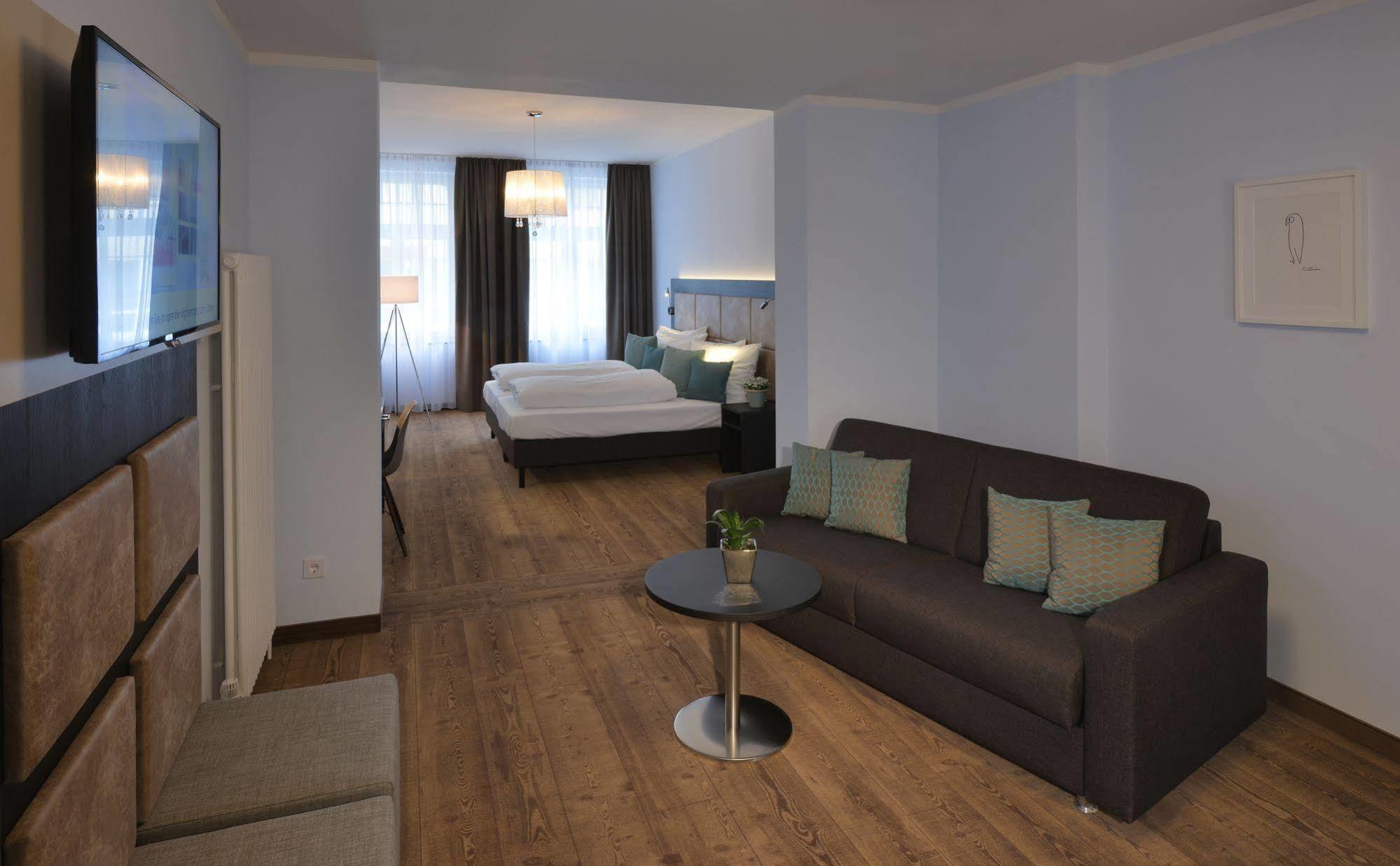 Uhu Gaestehaus Superior โคโลญ ภายนอก รูปภาพ