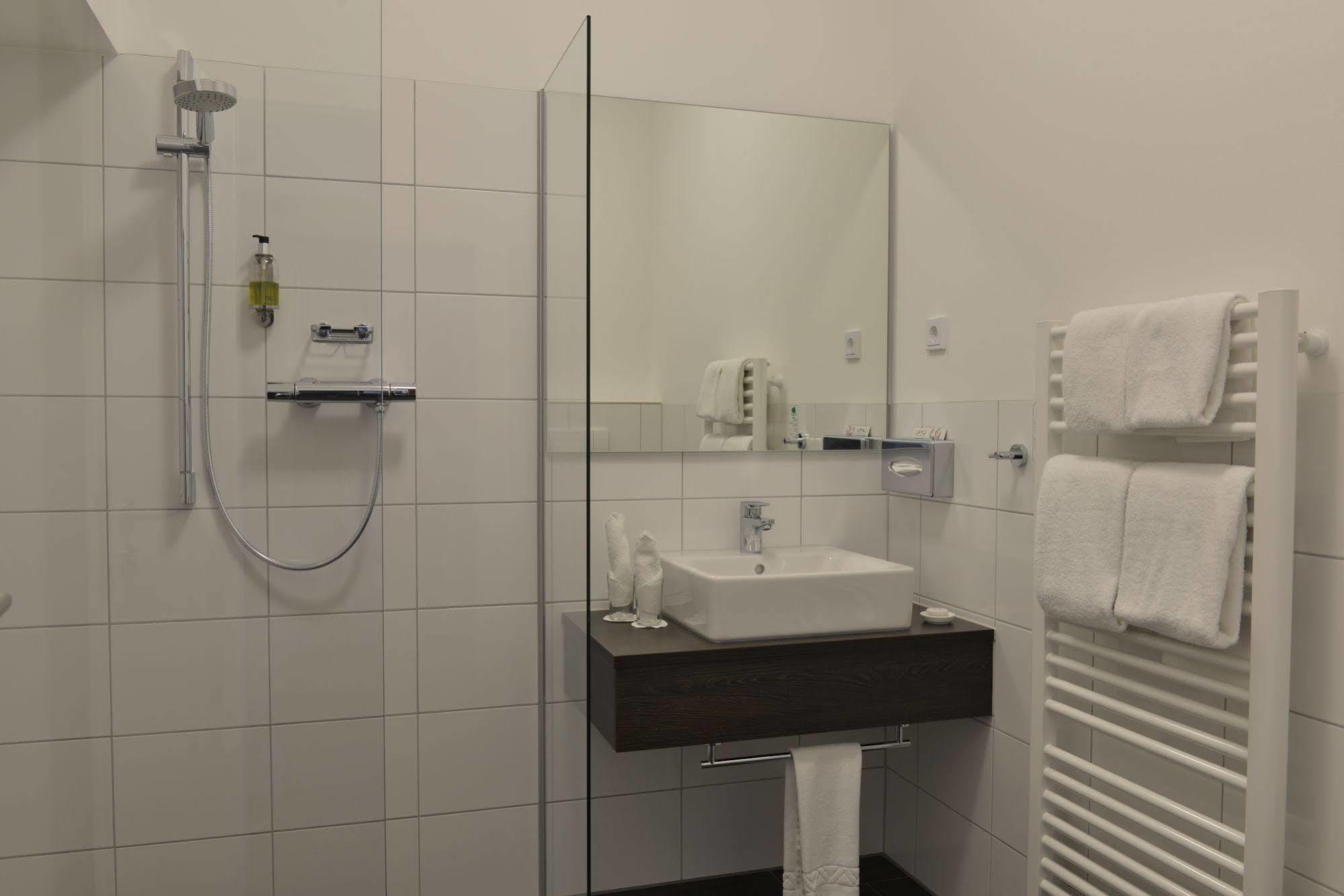 Uhu Gaestehaus Superior โคโลญ ภายนอก รูปภาพ