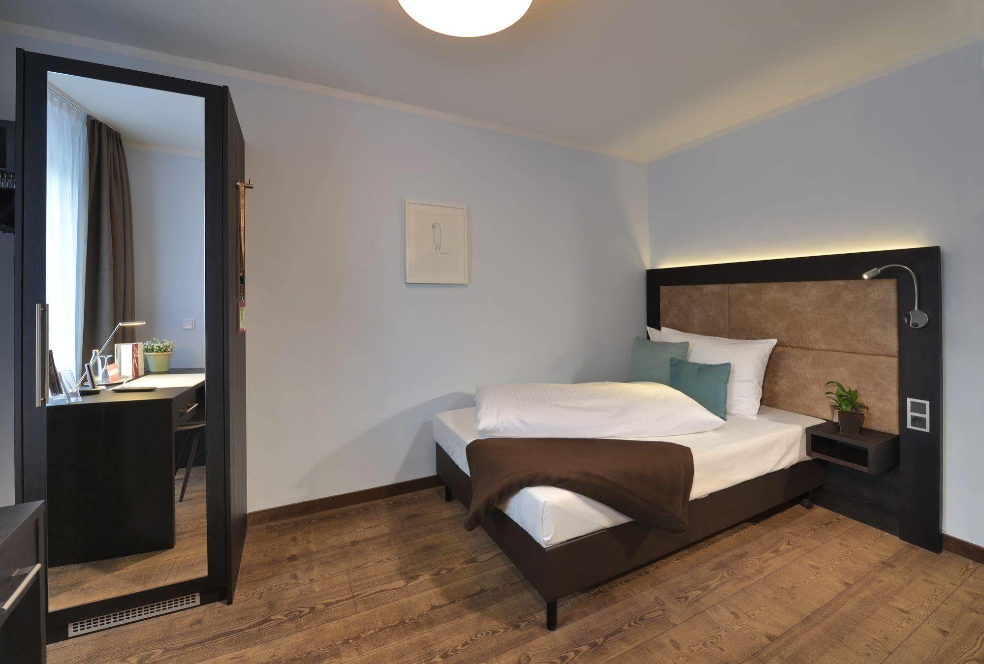 Uhu Gaestehaus Superior โคโลญ ภายนอก รูปภาพ