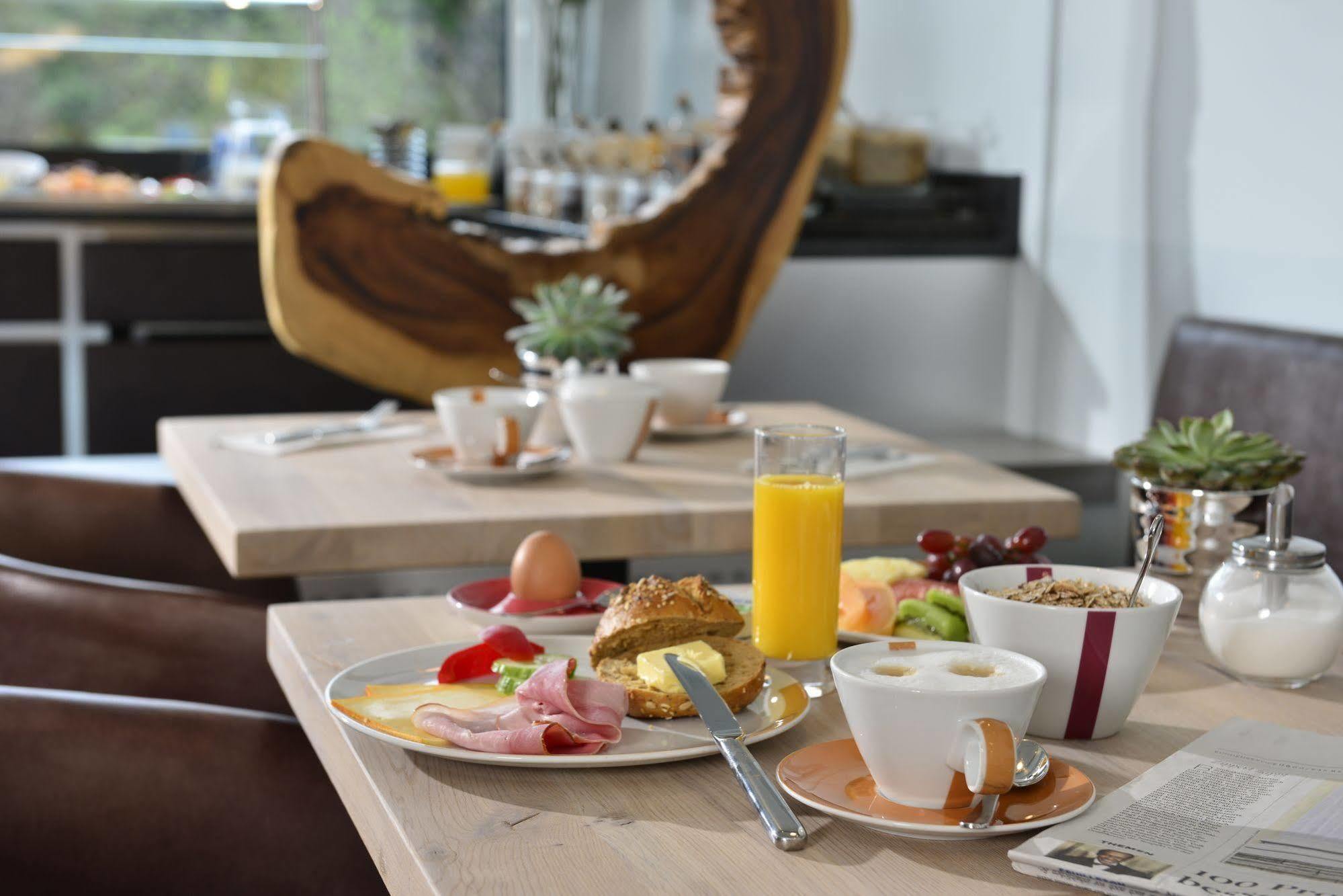 Uhu Gaestehaus Superior โคโลญ ภายนอก รูปภาพ
