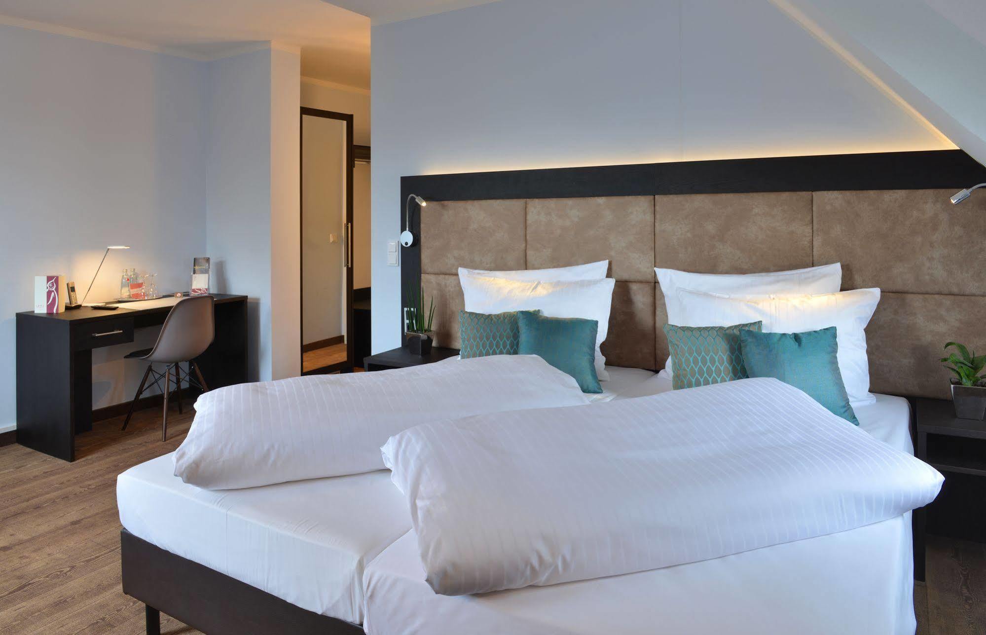 Uhu Gaestehaus Superior โคโลญ ภายนอก รูปภาพ